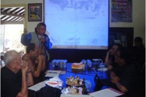 Suasana diskusi dan pengaduankorban penambangan pasir besi.